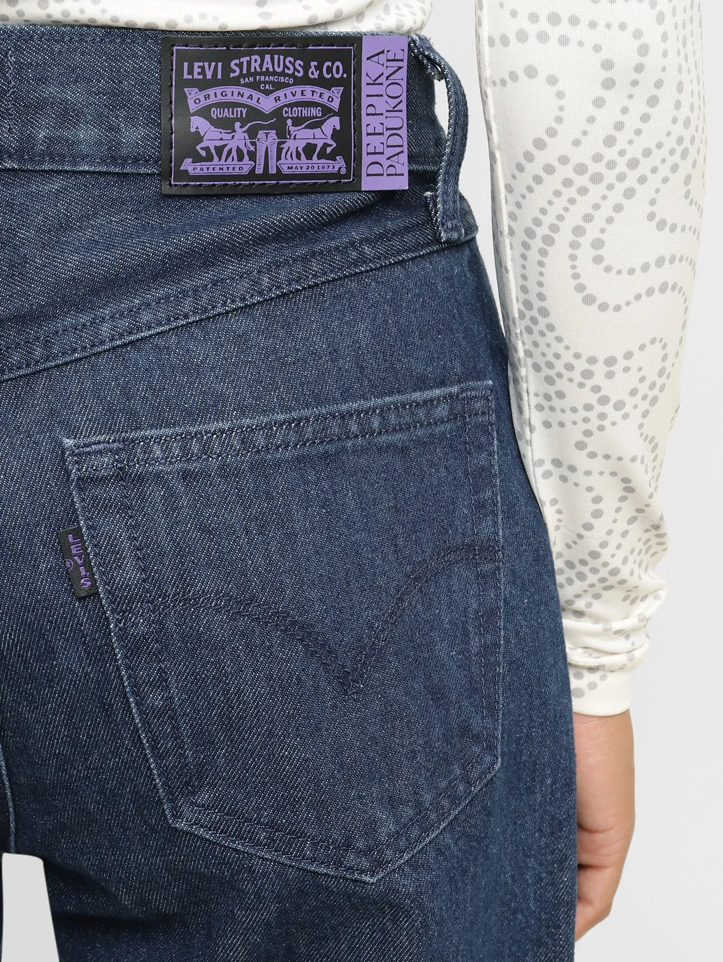 Women's 80s Blue Relaxed Fit Mid Rise Jeans